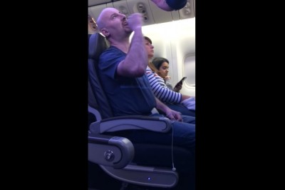 Polak robi zadymę w samolocie tuż przed startem. Nagranie z akcji 