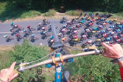 16-metrowy skok nad przejeżdżającym peletonem Tour de France