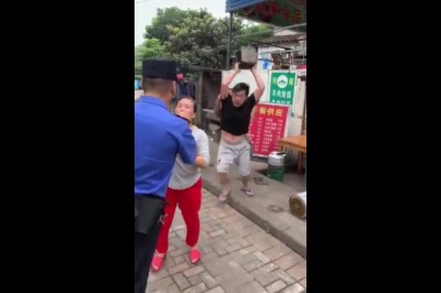 Policjant kontra ziomek z betonowym bloczkiem. Mandatu nie będzie