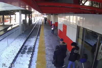 Wepchnęła starszą kobietę na tory przed nadjeżdżający pociąg