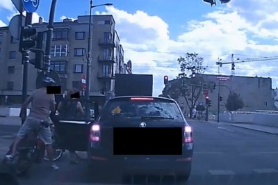 Szczena opada. Agresywni rowerzyści kopią auto na skrzyżowaniu w Łodzi