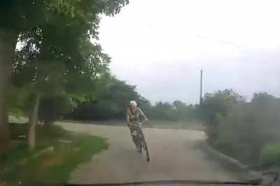Jedzie sobie spokojnie przez wiochę, a tu nagle wyskakuje babcia na rowerze