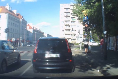 Samochodowa walka na skrzyżowaniu zakończona piruetami