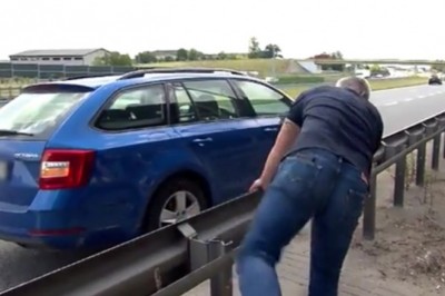 Dziennikarz Faktów TVN parkuje na A2, żeby zrobić reportaż 