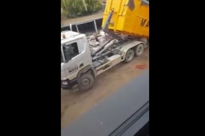 Polski specjalista w załadunku kontenera. Dla niego nic nie jest za ciężkie 