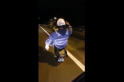 Jechał lewym pasem autostrady na jednym kole. Potrącił go samochód 