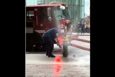 Strażak kontra hydrant. To na pewno go zabolało