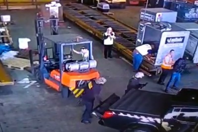 Tak się kradnie 750 kg złota przebranym za policjantów - nagranie z lotniska