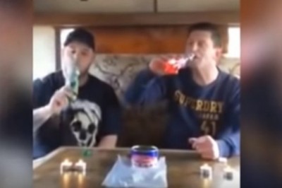 Dwóch cwaniaków kontra kiszony śledź. Ich reakcja na ten przysmak była świetna