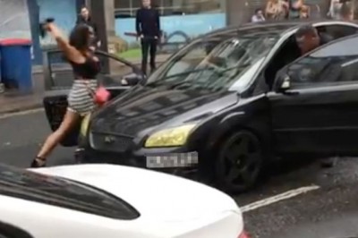 Mocna jazda na ulicy. Kierowca kontra parka na jezdni 