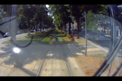 Rodzinka ze smartfonami kontra rozpędzony tramwaj - Szczecin 