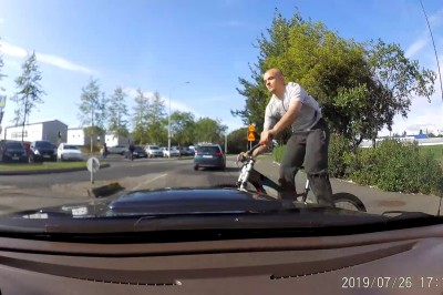 Jedziesz sobie spokojnie, a tu nagle typ, który odwala taki numer