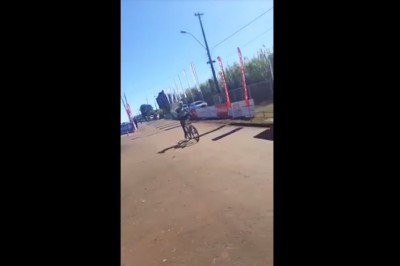 Chciał walnąć popis przed samą metą. Najadł się tylko wstydu 