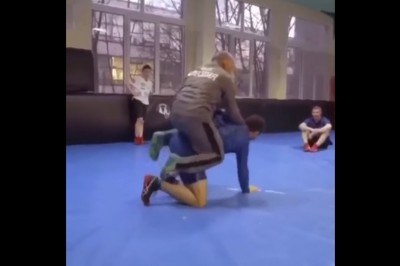 Szybki dziadek kontra młody typek. Nie mógł go zaskoczyć