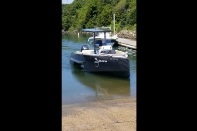 Poczekaj tylko zaparkuje swoją łajbę. Ten gość nie potrzebuje lawety