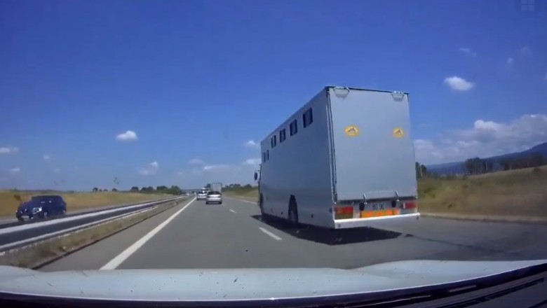 Mega dzwon na autostradzie. Kierowca Audi wjechał w naczepę