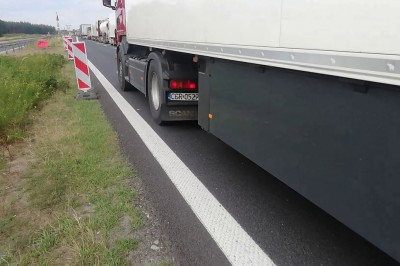 Cwaniakujący szeryf drogowy. Zablokował drogę i jeszcze był zadowolony 