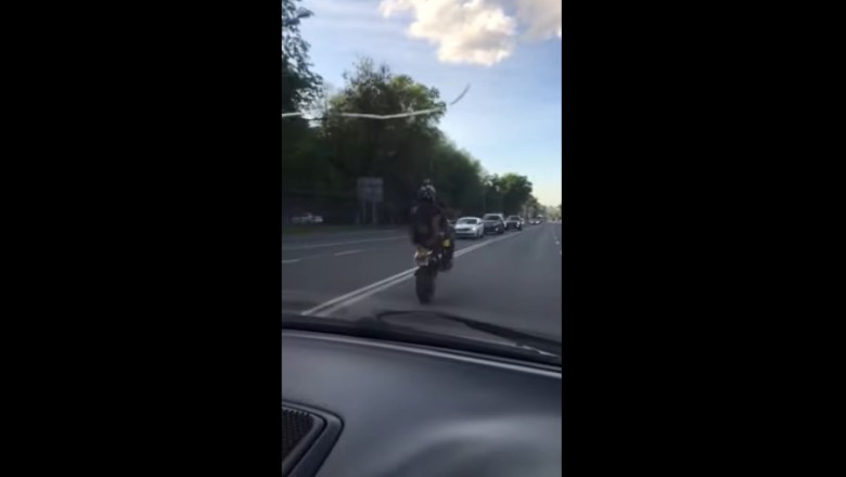 Motocyklista kontra cysterna. Szybki koniec popisowej jazdy na jednym kole 