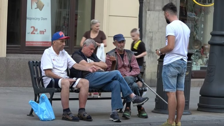 Szybka akcja na 100 zł. Śpiący na ławce nawet nie wiedział co zgubił 