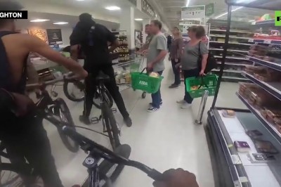 Grupa nastolatków nagrała jak wjeżdża do sklepu i bije klientów