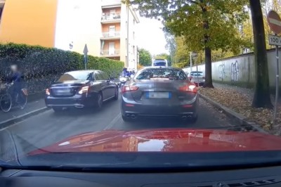 Wpadli na cały oddział policjantów na motorach. Pech cwaniaków za kierownicą