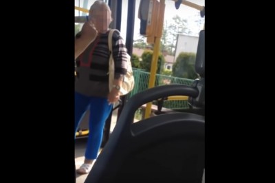 Mocna zadyma w miejskim autobusie. Pasażerowie kontra babcia