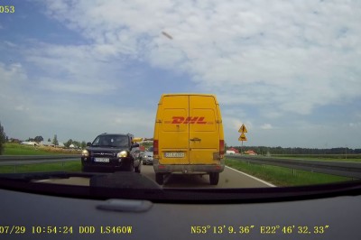 Mistrzowska akcja kuriera na drodze. Tak się dostarcza paczkę do klienta