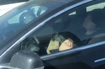 Gość nagrany jak podczas jazdy śpi za kierownicą 