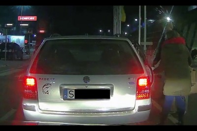 Janusz w Passacie powoduje kolizję i ucieka. Sypie mistrzowskimi tekstami