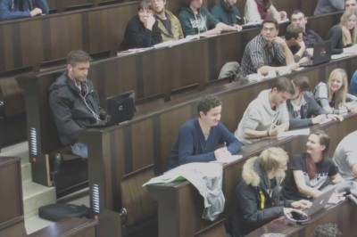 Gość odwalił konkretny numer w czasie wykładu. Wszyscy mieli ubaw