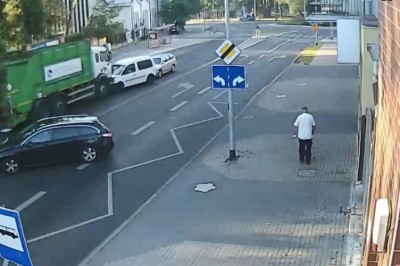 Śmieciarka bez kierowcy taranowała auta w Gorzowie - nagranie z monitoringu 