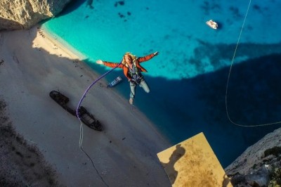 Ekstremalne skoki z nadmorskiego klifu. 200 metrowy lot w dół mrozi krew w żyłach