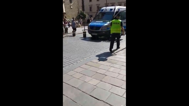 Nagranie z popisu policjantów w Krakowie. Wjechali na barierki