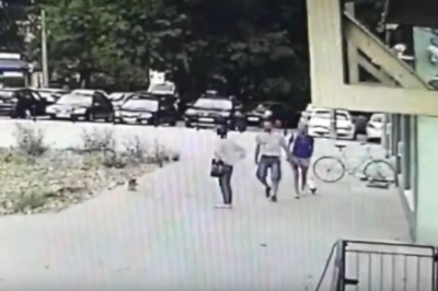 Agresywny mężczyzna, który kopnął psa okazał się strażnikiem miejskim 