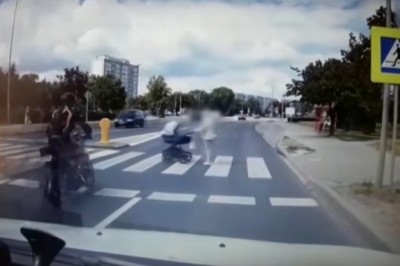 Motocyklista na przejściu wjechał w wózek z dzieckiem - mocne nagranie