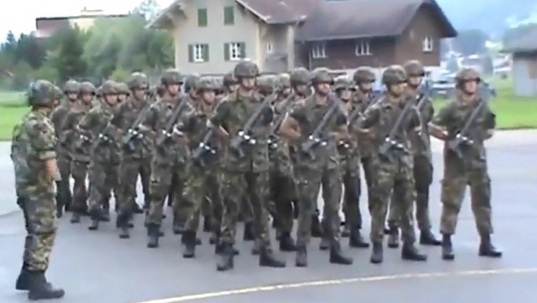 Żołnierze i ich mistrzowski pokaz w stylu "We will rock you"