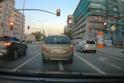 Mistrz jazdy na czerwonym i zawracania. W głowie się nie mieści 