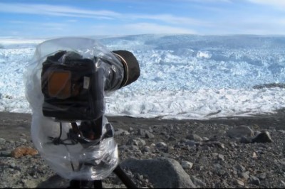 Fotografował lodowiec kiedy usłyszał zaczyna pękać. Nagrał niezwykły moment 