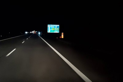 Jechał elektryczną hulajnogą autostradą A2 pod prąd. Nagrał go kierowca auta 
