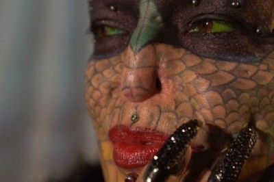 Wydała fortunę by wyglądać jak jaszczurka. Praca w banku nie była dla niej 