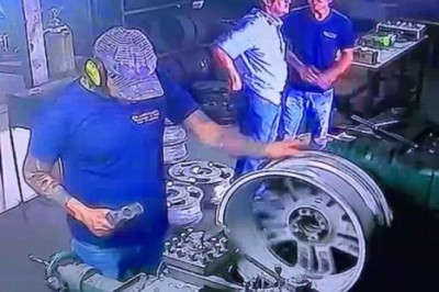 Pechowy pracownik kontra alufelga. To nie był jego najlepszy dzień w pracy 