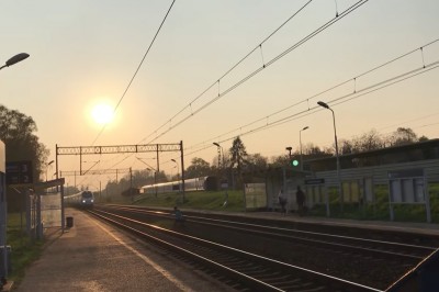 Skrajna głupota? Nagranie jak gość przebiega przed rozpędzonym Pendolino