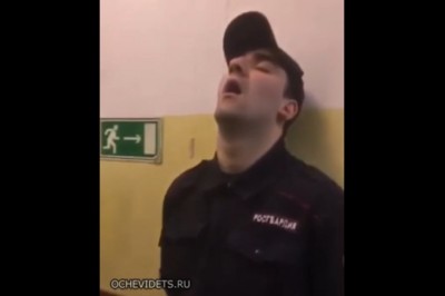 Ochroniarz kontra żartownisie. Człowiek od razu czuje się bezpieczniej