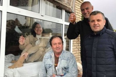 Od 11 lat mieszka zamknięta w szklanej klatce. Dwa razy w roku przytula swoje dzieci