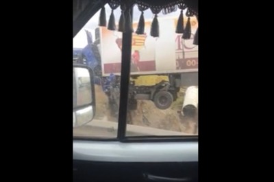 Kierowcy TIRa skończyła się droga i zabrakło mostu. Taki był finał jego jazdy