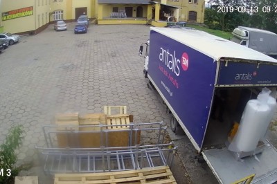 Taksówkarz ze Szczecina uderza w auto i ucieka. Nie wiedział o monitoringu