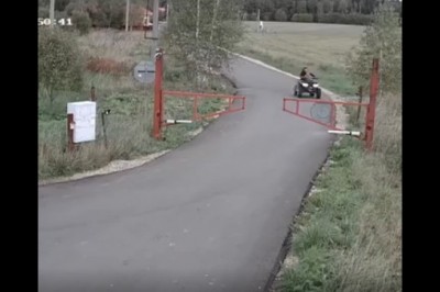 Matka z dwójką dzieci na quadzie kontra brama. Nagranie z monitoringu 