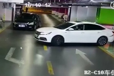 Kiedy kobieta nie ufa czujnikom parkowania to może się to tylko tak skończyć