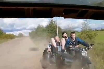 Magiczna sztuczka trzech typów na motocyklu. Mina jednego bezcenna 