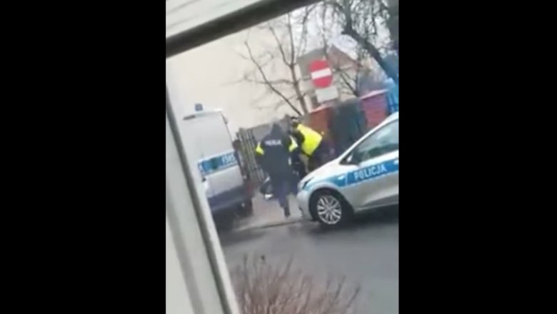 Mocna interwencja policjantów. Rzucili ich na glebę i zaczęli lać pałą 